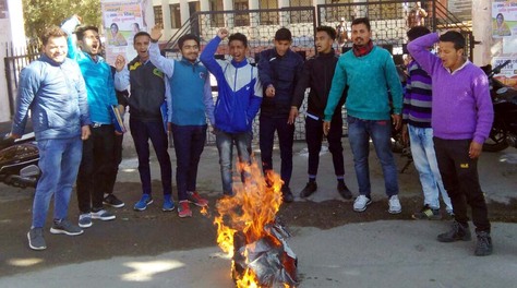 Photo of महाविद्यालय के छात्रों ने फूंका लोनिवि श्रीनगर का पुतला