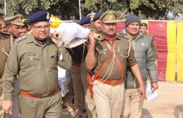 Photo of पुलिस अधीक्षक ने कन्धा देकर राजकीय सम्मान के साथ दारोगा को दी अन्तिम विदाई