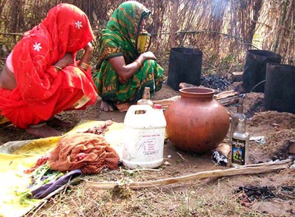 Photo of बुंदेलखंड के चित्रकूट में कुटीर उद्योग का रूप ले रहा है कच्ची शराब का कारोबार