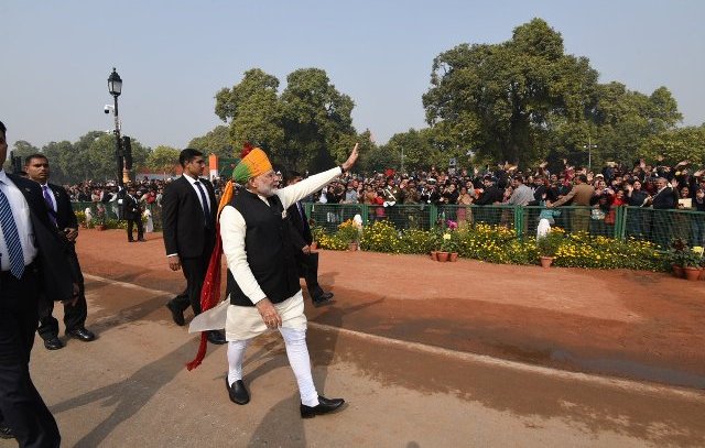 Photo of प्रधानमंत्री ने प्रोटोकॉल तोड़कर जनता का किया अभिवादन