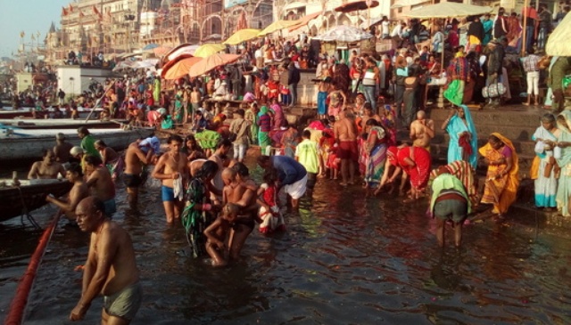 Photo of माघी पूर्णिमा  : चन्द्र ग्रहण पर मोक्ष स्नान के लिए जुटे हजारों श्रद्धालु , गंगा में लगायी आस्था की डुबकी