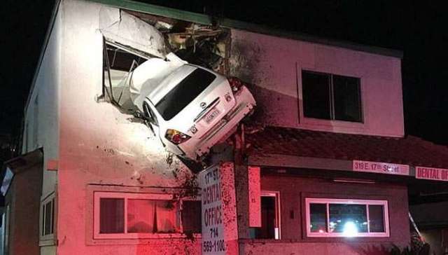 Photo of हवा में उडती हुई कार बिल्डिंग के सेकेंड फ्लोर में जा घुसी ,  ड्राइवर और उसका साथी…….