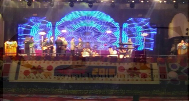 Photo of गोरखपुर महोत्सव : ”बोल ना हल्के हल्के” गाकर शंकर महादेवन ने बांधा समा