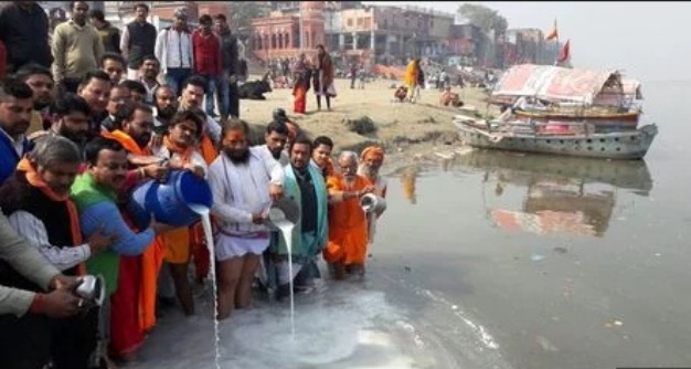 Photo of कानपुर में गंगा को निर्मल बनाने के लिए संतों ने 25 हजार लीटर दूध से किया गंगा का अभिषेक
