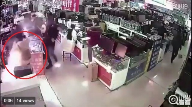 Photo of VIDEO : चेक करने के लिए मुंह में ली आईफोन की बैटरी और हो गया धमाका !