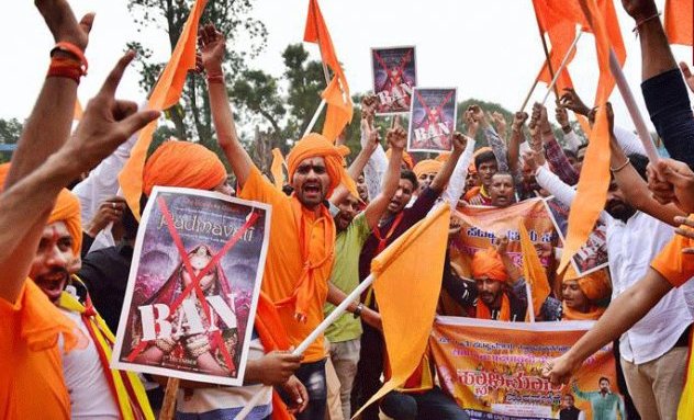 Photo of पद्मावत विरोध: हिंसक घटनाओं को लेकर चार राज्यों के खिलाफ सुप्रीम कोर्ट में अवमानना याचिका दायर