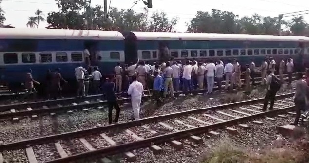Photo of पालघर जिला  : बोईसर रेलवे स्टेशन पर यात्रियो ने किया जमकर हंगामा , 2 घंटे ट्रेन रही ठप्प