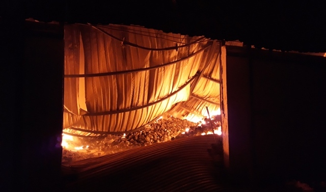 Photo of पालघर:  कंपनी में आग लगने से लाखो का माल जल कर स्वाहा, आग पर काबू पाने के लिए 3 दमकल गाडियों को कई घंटो करनी पड़ी मस्कत