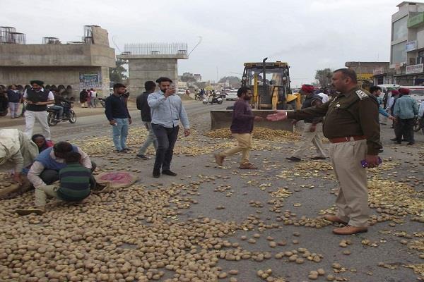 Photo of पंजाब में वाजिब दाम न मिलने पर किसानों ने सड़क पर फेंका आलू, दोआबा के किसानों को 400 करोड़ का नुकसान