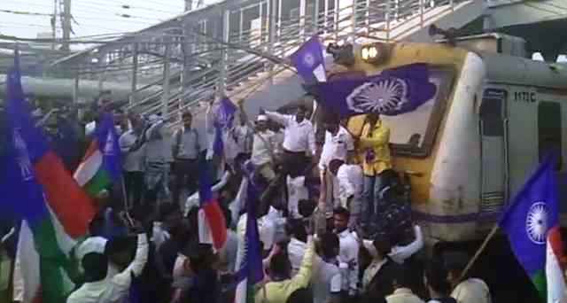 Photo of भीमा-कोरेगांव घटना : आंदोलनकारियो ने मध्य, हार्बर, पश्चिम और मेट्रो रेलवे को किया जाम