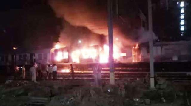 Photo of ठाणे : लोकल ट्रेन के एक कोच में लगी आग, डिब्बा जलकर ख़ाक