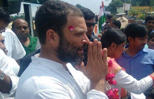 Photo of लखनऊ एअरपोर्ट पहुंचने पर राहुल का भव्य स्वागत