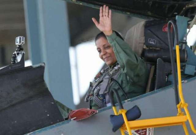 Photo of सुखोई में उड़ान भरने वाली पहली भारतीय महिला मंत्री बनीं निर्मला सीतारमन