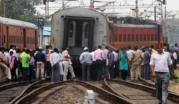 Photo of भीमा-कोरेगांव घटना : ठाणे में रेल पटरियों पर उतरकर नारेबाजी, रोकी ट्रेन