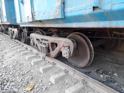 Photo of मालगाड़ी के डिब्बे पटरी से उतरे, कानपुर-झांसी रेलमार्ग पर आवागमन रहा प्रभावित