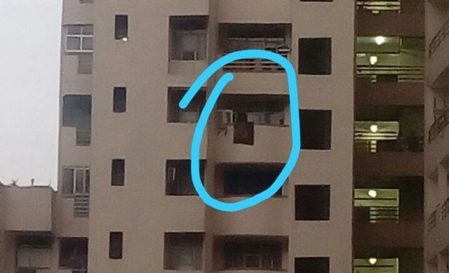 Photo of बालकनी से झांक रही थी 4 साल की बच्ची , 10वीं मंजिल से गिरकर मौत