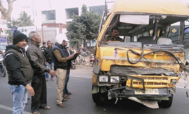 Photo of स्कूल बस की ट्रक से जोरदार टक्कर, 3 छात्र घायल , मौके से दोनों ड्राईवर फरार