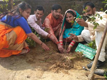 Photo of नव विवाहिता ने पौधरोपण कर पर्यावरण संरक्षण का दिया संदेश