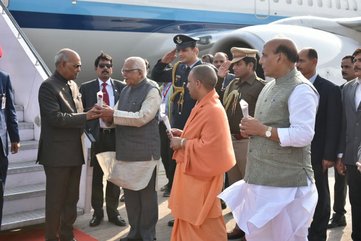 Photo of इन्वेस्टर्स समिटः राष्ट्रपति रामनाथ कोविंद का एयरपोर्ट पर हुआ स्वागत