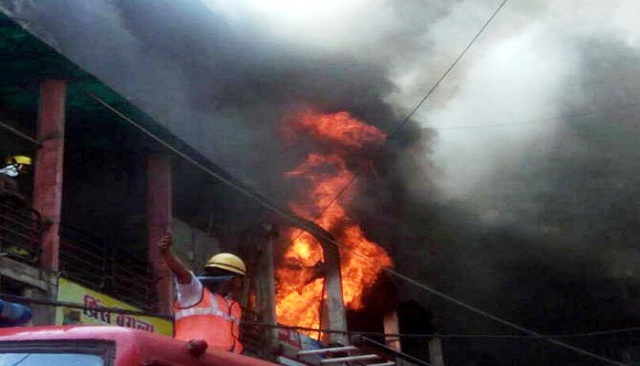 Photo of खिलौने की दुकान में लगी आग, मां-बेटी की जलकर मौत, खिड़की से बाहर फेंककर बचाई बच्चे  की जान