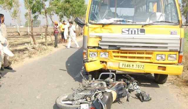 Photo of परीक्षा देकर लौट रहे छात्रों की बाइक भिड़ी, तीन छात्रों की मौत व दो घायल