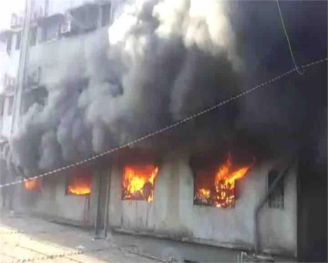 Photo of पुणे : यमुनानगर में तीन मंजिला इमारत में लगी आग