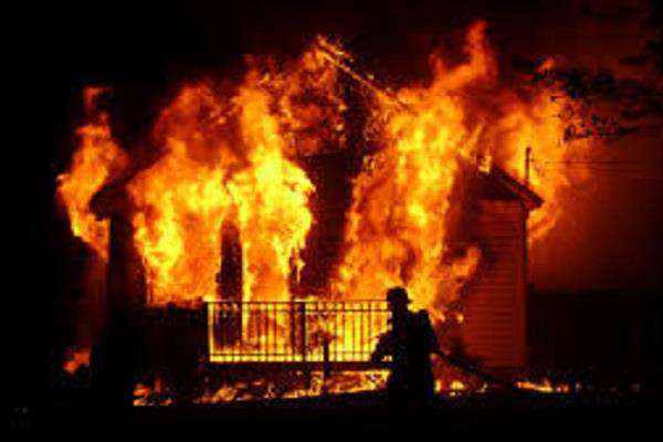 Photo of कास्मेटिक के दुकान में लगी आग, दो लाख का सामान जलकर खाक