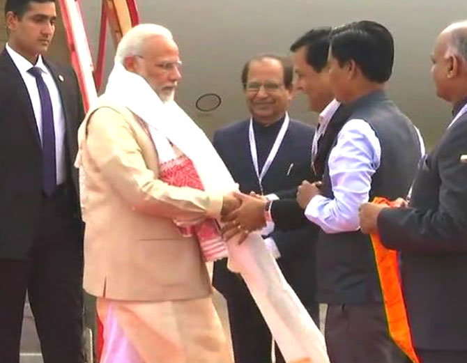 Photo of PM मोदी पहुंचे गुवाहाटी , ‘एडवांटेज असम’ में लेंगे भाग