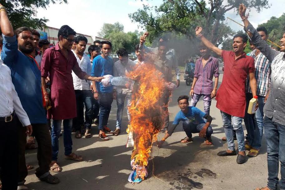 Photo of छात्रों ने फूंका पाकिस्तान का पुतला