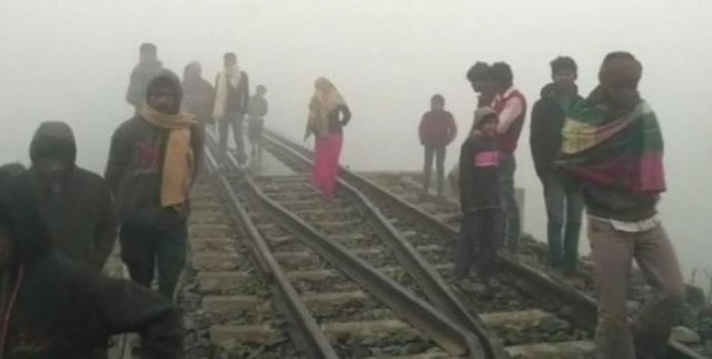 Photo of सीवान : ट्रेन हादसे में चार लोगों की मौत , प्रशासन ने की मुआवजा की घोषणा