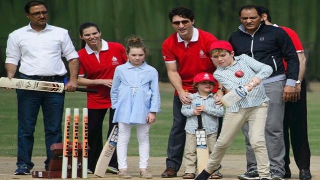 Photo of इस तरह कनाडाई PM ट्रूडो ने अपने बच्चों के साथ खेला क्रिकेट , ये खिलाडी भी रहे मौजूद