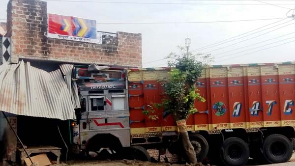 Photo of झोपड़ी को तोड़ते हुये पचास मीटर दूर मकान में जा घुसा ट्रक , मौके से चालक फरार