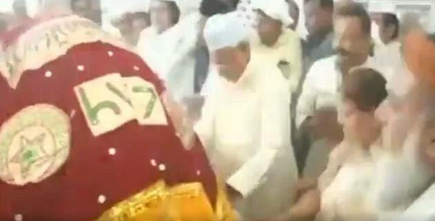 Photo of बिहार के सीएम नीतीश कुमार ने चढ़ाई दरगाह पर चादर,मांगी अमन व शांति की दुआ