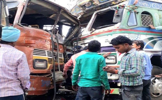 Photo of दिल्ली से मुजफ्फरपुर आ रही बस बाराबंकी में टकरायी, दो बच्चों समेत बिहार के पांच यात्रियों की मौत