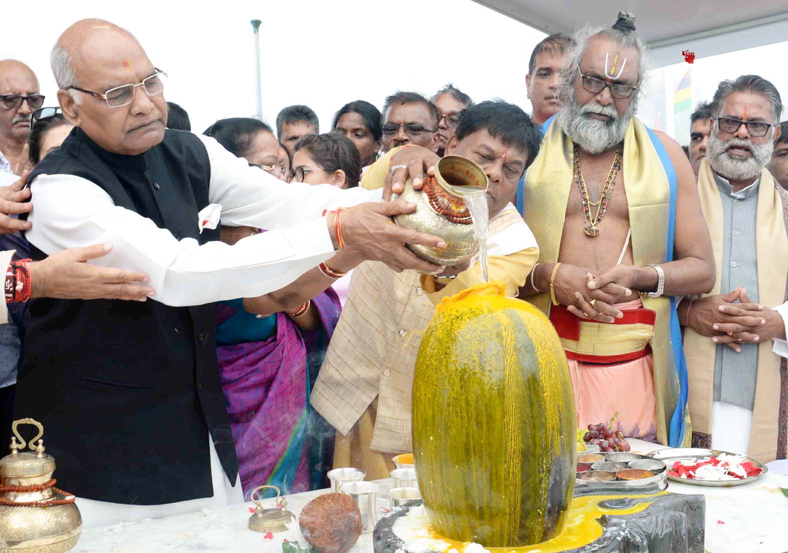 Photo of राष्ट्रपति रामनाथ कोविंद सोमवार को मॉरीशस में गंगा तलाव में पूजा करते हुए।