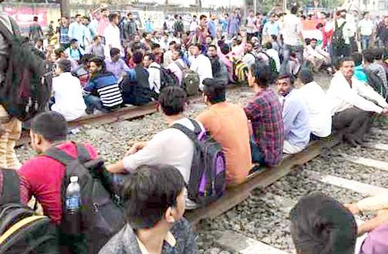 Photo of छात्र आंदोलन से ढप्प पड़ी मुंबई  , दादर से कुर्ला सेंट्रल रेलवे लाइन पर छात्रों का कब्जा