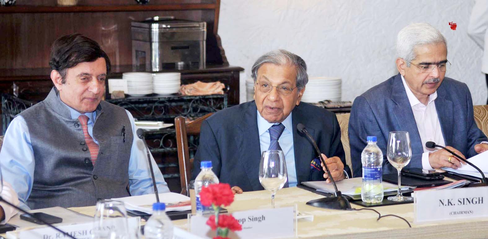 Photo of वित्त आयोग के अध्यक्ष एन.के. सिंह संवाददाता सम्मेलन को संबोधित करते हुए ….