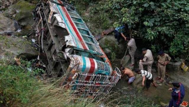 Photo of उत्तराखंड : खाई में गिरी बस, 12 लोगों की मौत