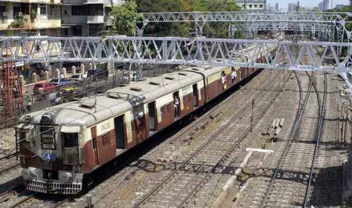 Photo of हार्बर रेलवे पर ओवरहेड वायर टूटने से लोकलसेवा लड़खड़ाई