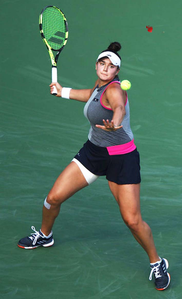 Photo of इंडियन वेल्स में यूएसए की कैरोलिना बीएनपी परिबास ओपन टेनिस में फोरहैंड शॉट खेलती हुई।