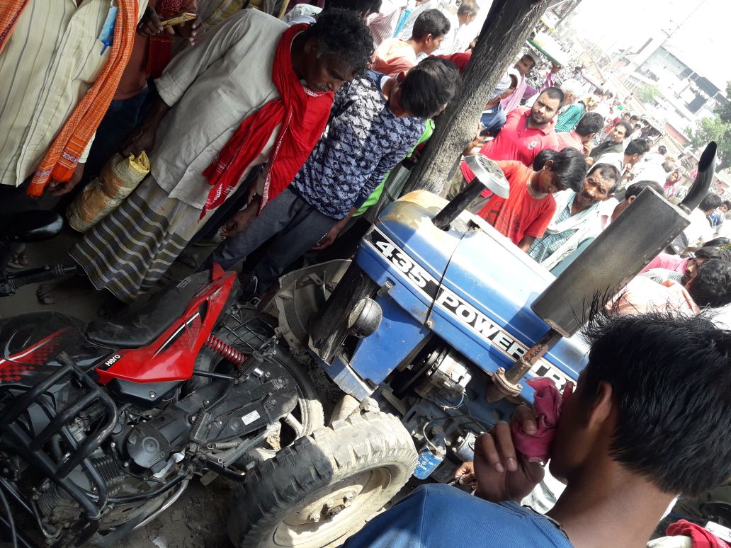 Photo of बेतिया : हरिनगर दुकान में घुसा ट्रैक्टर 