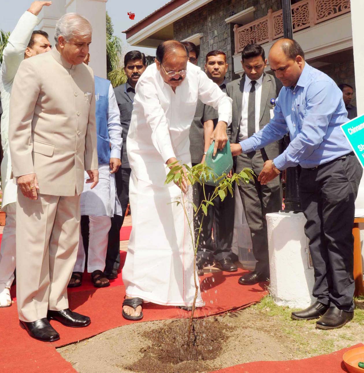 Photo of देहरादुन में राजभवन परिसर में एक पौधा लगाते हुए उपराष्ट्रपति वेंकैया नायडू