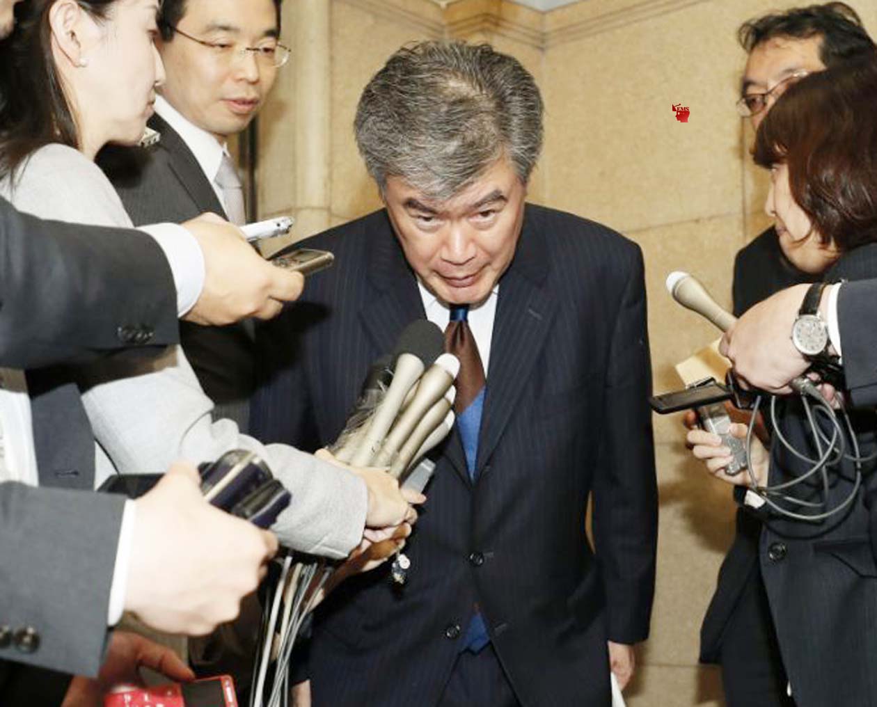 Photo of इस्तीफे के बाद मीडिया से बात करते हुए जापान के उपवित्तमंत्री जुनिसी फकूडा