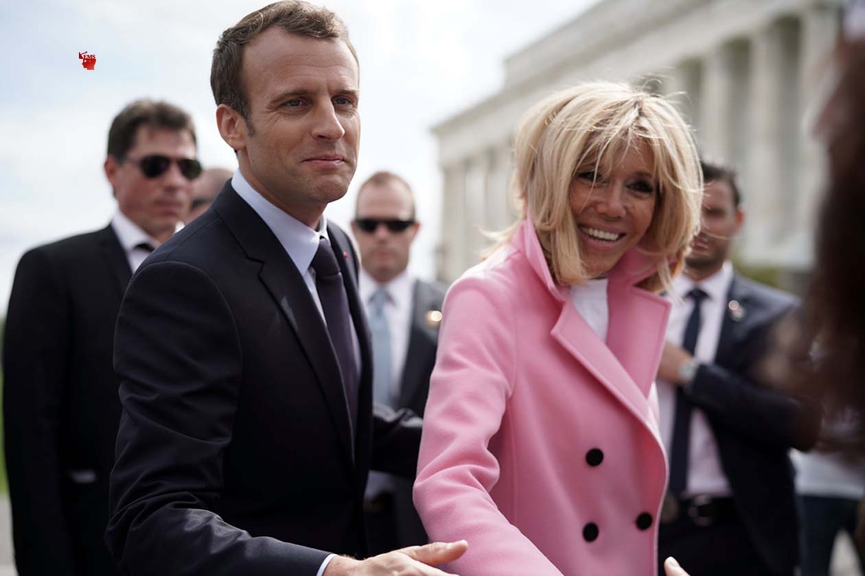 Photo of फ्रांस के राष्ट्रपति इमेनुअल मैक्रोन व उनकी पत्नी ब्रिगिटी मैक्रोन