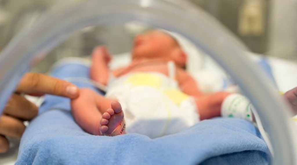 Photo of महिला ने अस्पताल के गेट पर बच्चे को दिया जन्म
