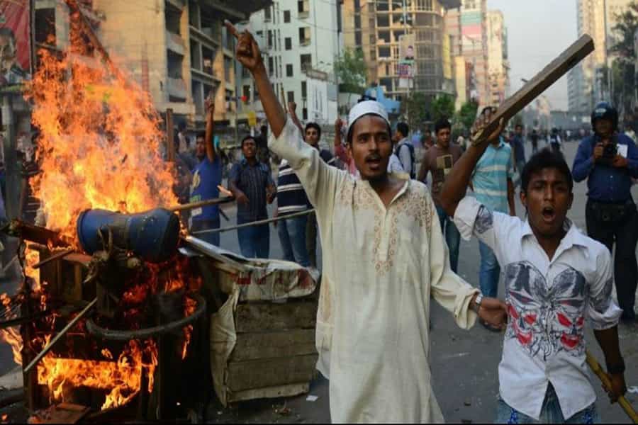 Photo of घोषणा पत्र पर फंसी भाजपा , बंगाल की बताकर दिखा दीं बांग्लादेश की हिंसा की तस्वीरें