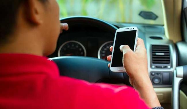 Photo of 62 प्रतिशत भारतीय कार चलाते वक्त करते हैं मोबाइल का उपयोग