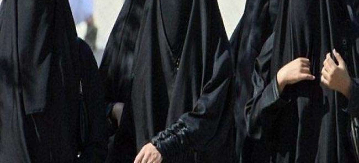 Photo of ठीक से नहीं पहना हिजाब तो पुलिस ने म‎हिला की कर दी पिटाई