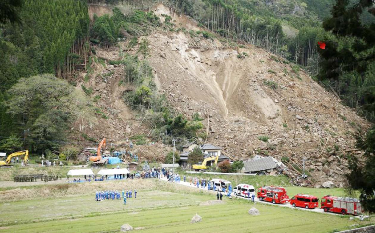 Photo of भूस्खलन के बाद दबे घरों में से बचे लोगों की तलाश करते हुए राहतकर्मी