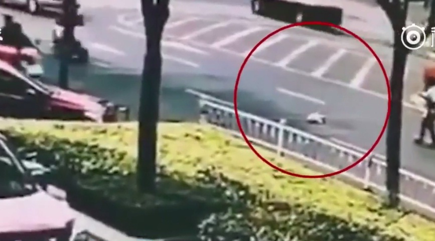 Photo of जब बिच सड़क पर चलती कार से गिरा 10 महीने का बच्चा , देखे हादसे का खरतनाक विडियो …….